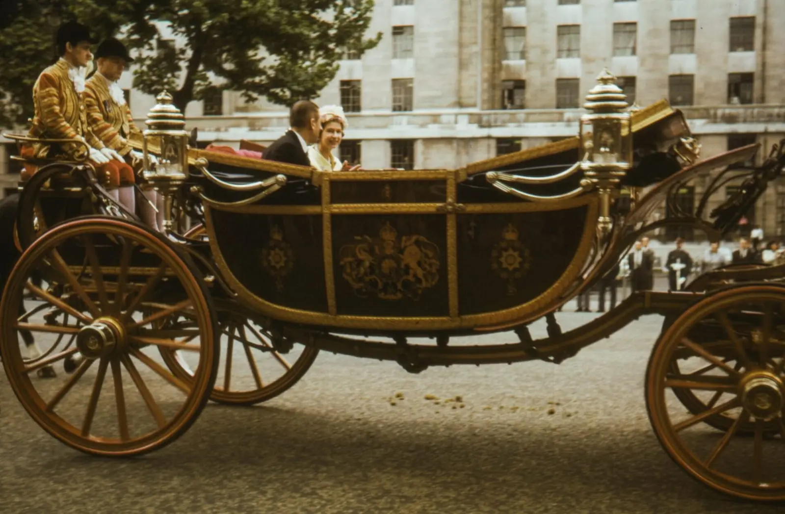 Didžiosios Britanijos karalienė Elžbieta II tapo ilgiausiai valdančia šalies monarche ir prabilo apie ateities planus marčiai