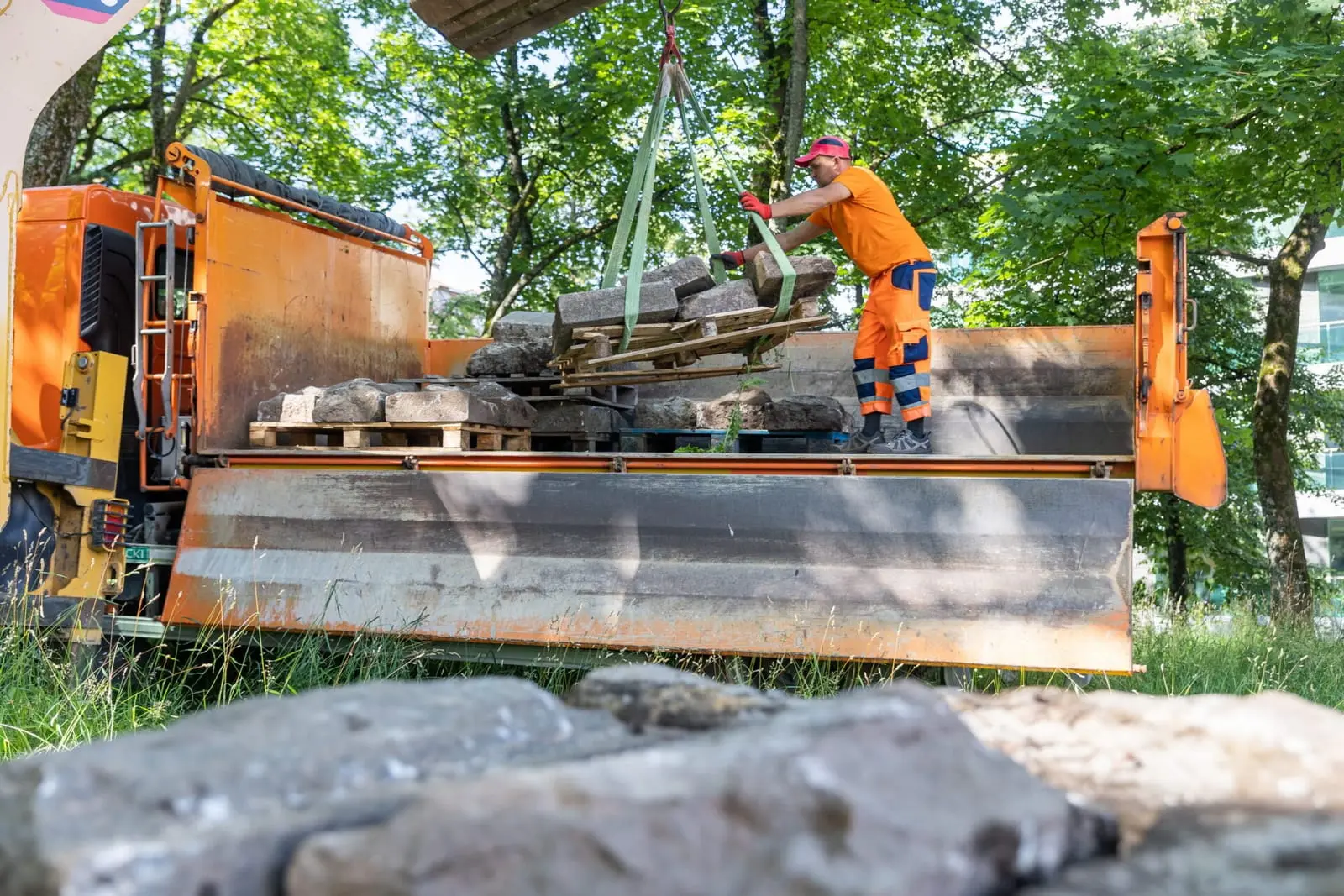 Išmontuoti žydų antkapiai, sovietmečiu keliavę po visą Vilnių, pagaliau grįžta į kapines