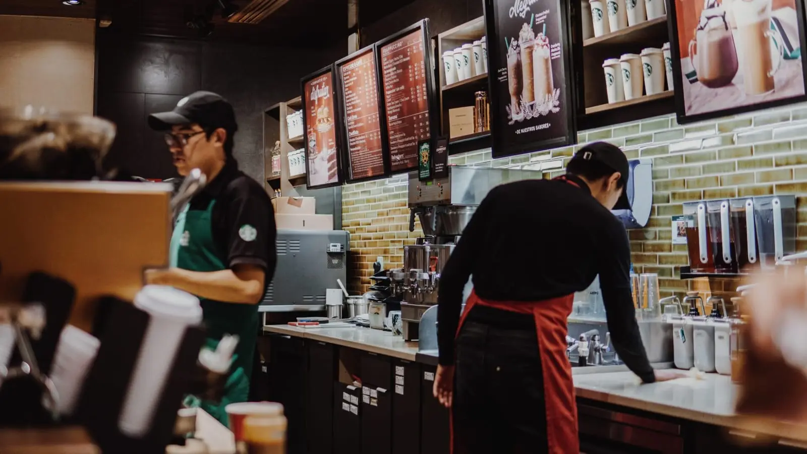 „Starbucks“ tampa nuostolingu: skelbia apie parduotuvių uždarymą ir antrąjį atleidimų raundą