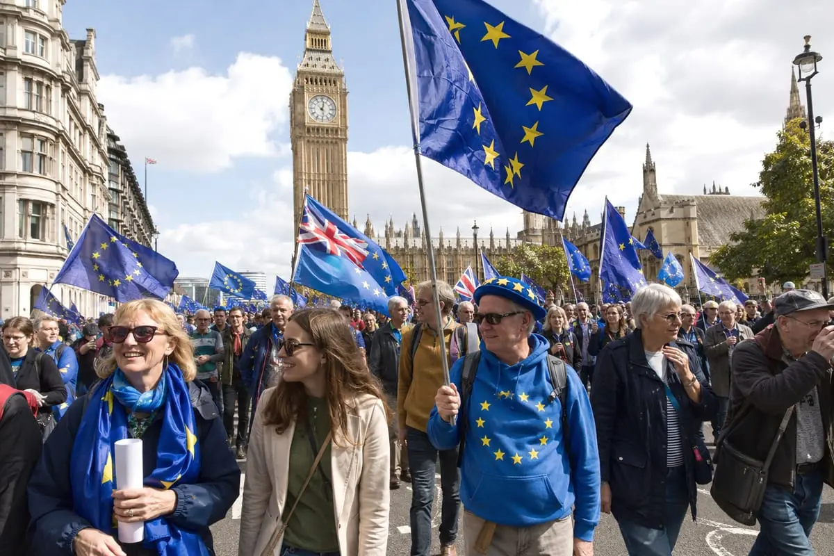 „Brexit“ dešimtmetis atsisuko prieš savo kūrėjus: Londone vėl reikalaujama grįžti į ES