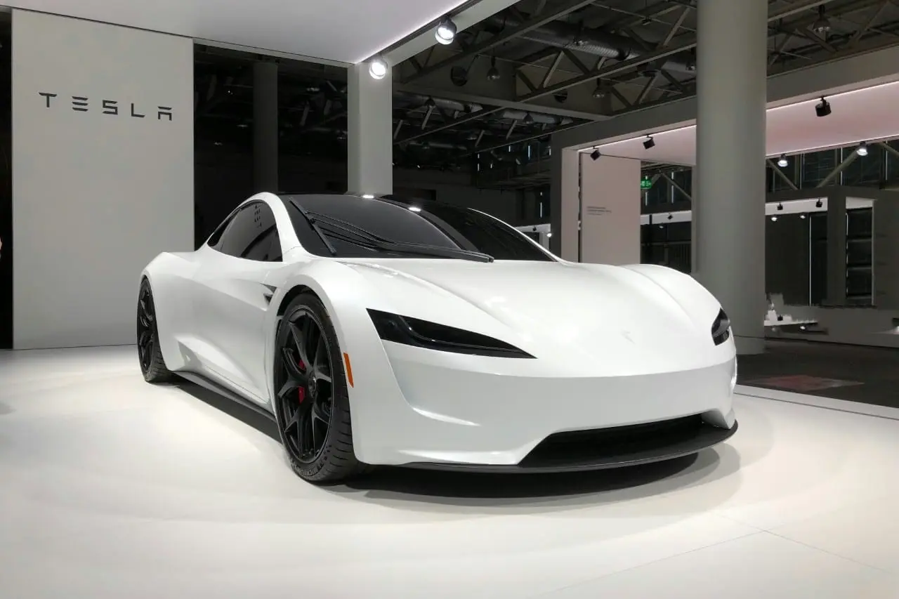 „Tesla“ akcijos pinga, kalbama apie jų išpardavimus