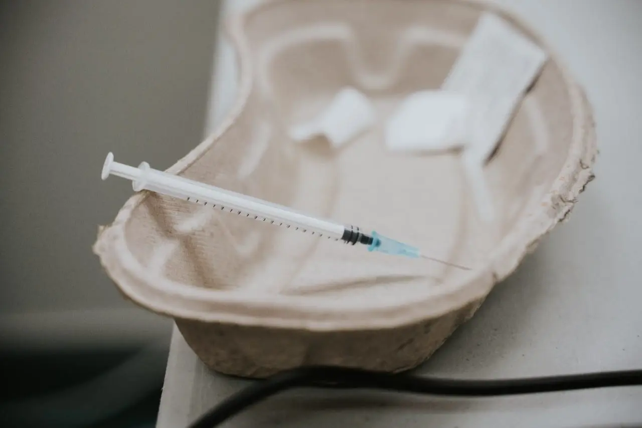 „Pfizer“ ruošiasi vakcinai uždėti 10,000 % antkainį