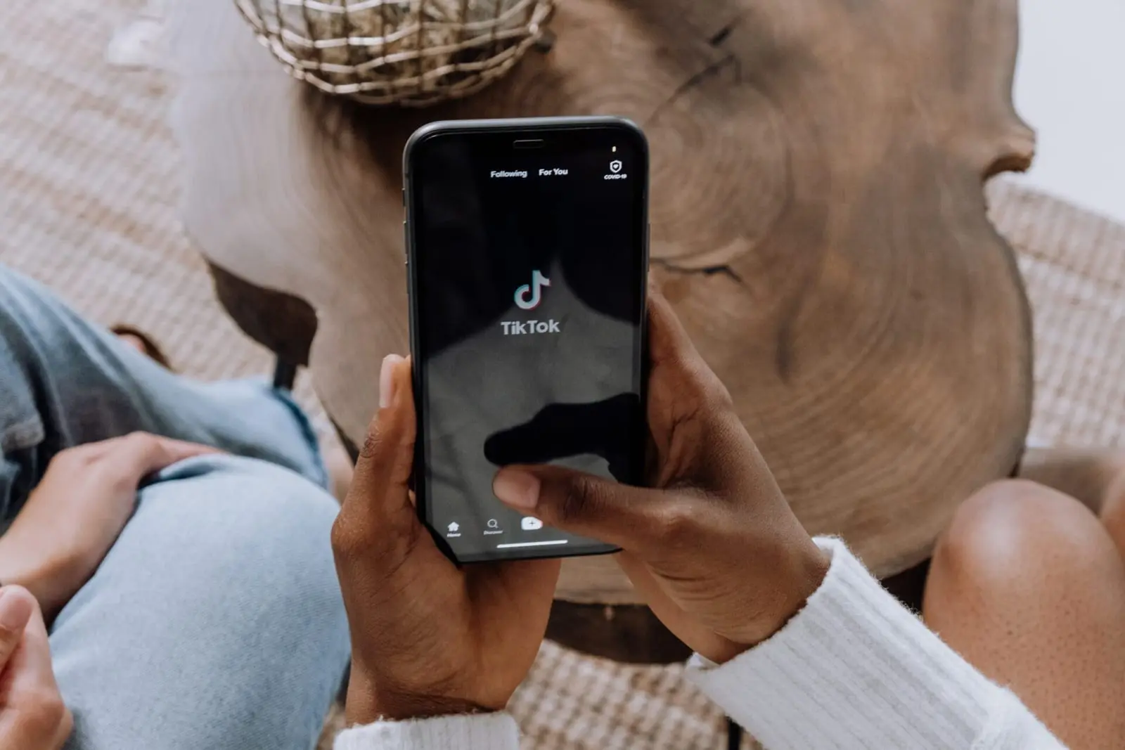 Kodėl reikėtų vengti Kinijai priklausančios socialinės platformos „TikTok“?