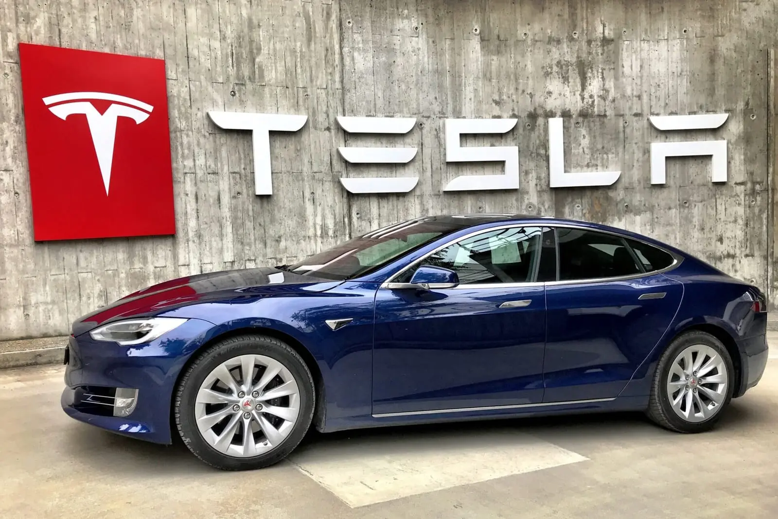 Elektriniai automobiliai nėra atsakymas į visus klausimus: jų gamyba tarša lenkia net orlaivius