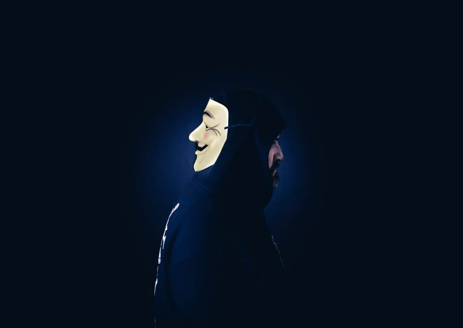 „Anonymous“ grupė: kas tie įsilaužėliai, paskelbę karą Rusijos režimui?