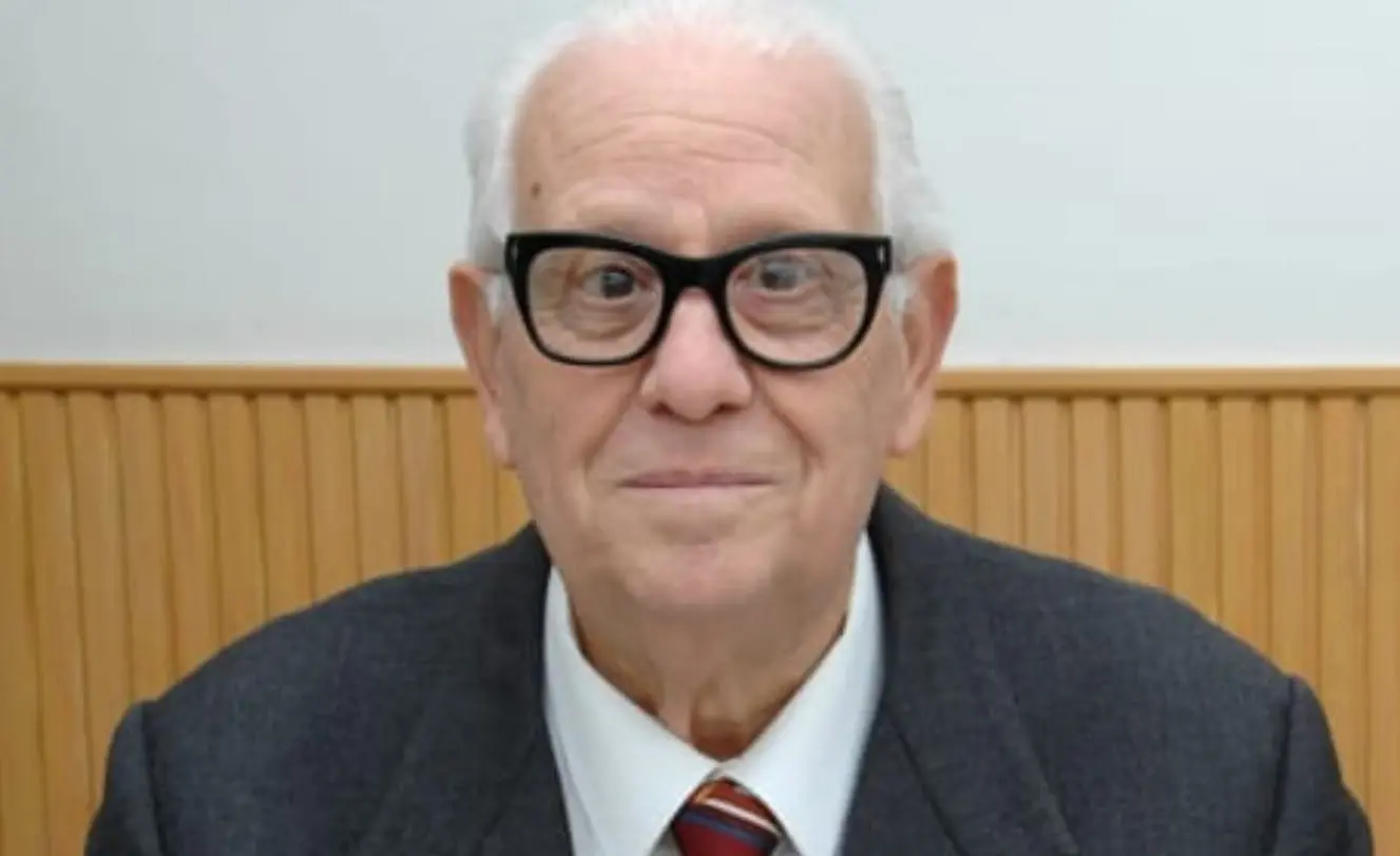 91 metų vyras gavo 15-ąjį universiteto diplomą