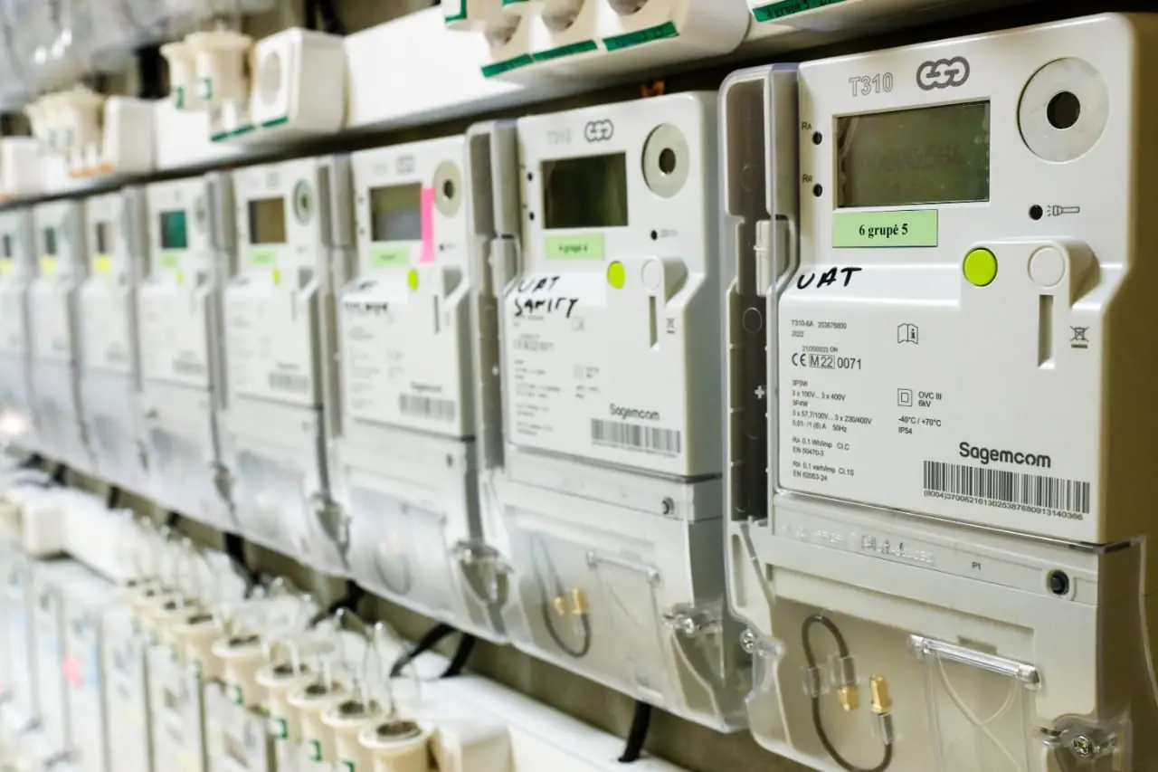 ESO paaiškino, kodėl išmanieji skaitikliai „sukasi“ net atjungus elektrą