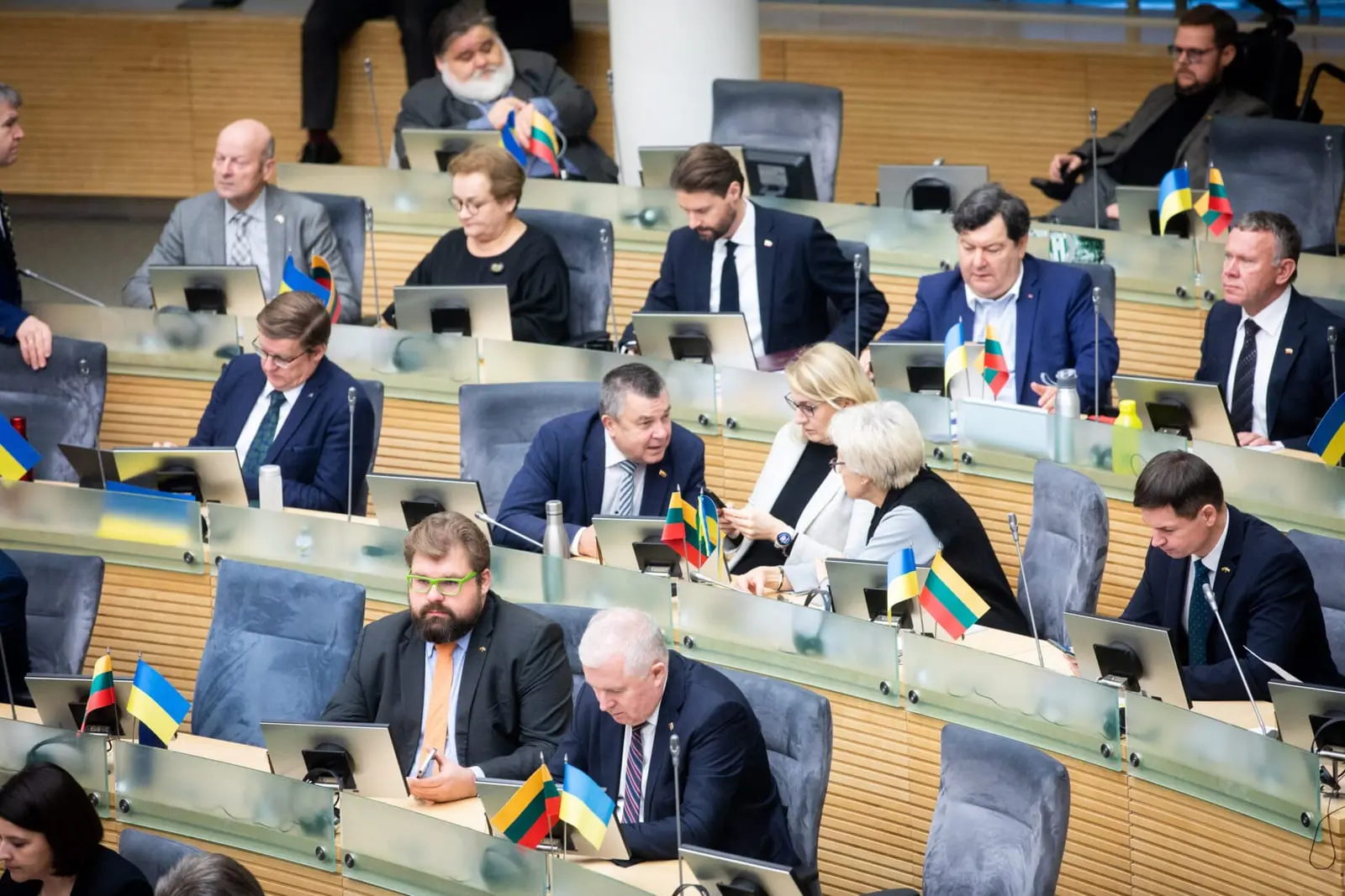 „Čekiukai“ Seime: konservatoriai skubėjo pirkti prabangius kompiuterius ir telefonus už valstybės pinigus