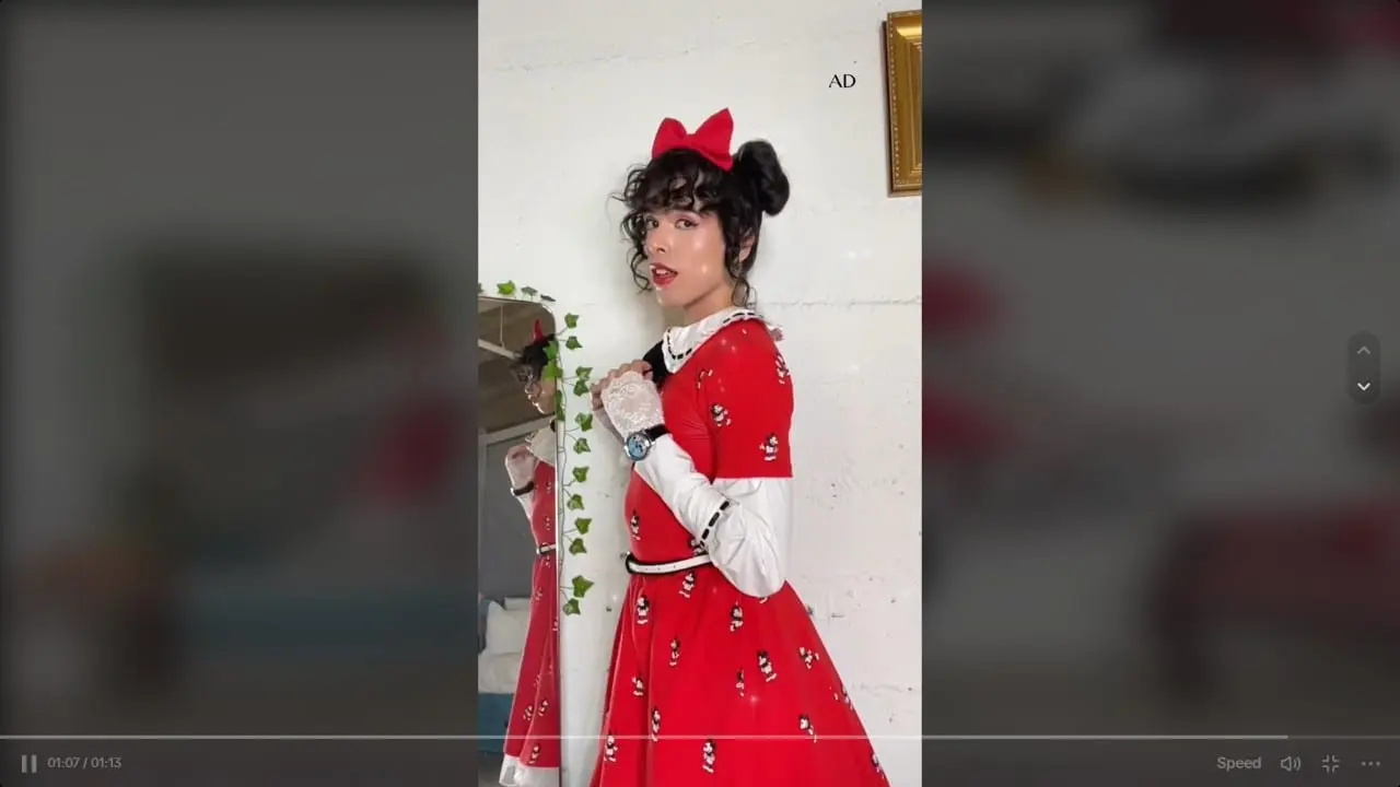 Be skrupulų: „Disney“ reklamuoja mergaičių aksesuarus su transseksualia „TikTok“ žvaigžde