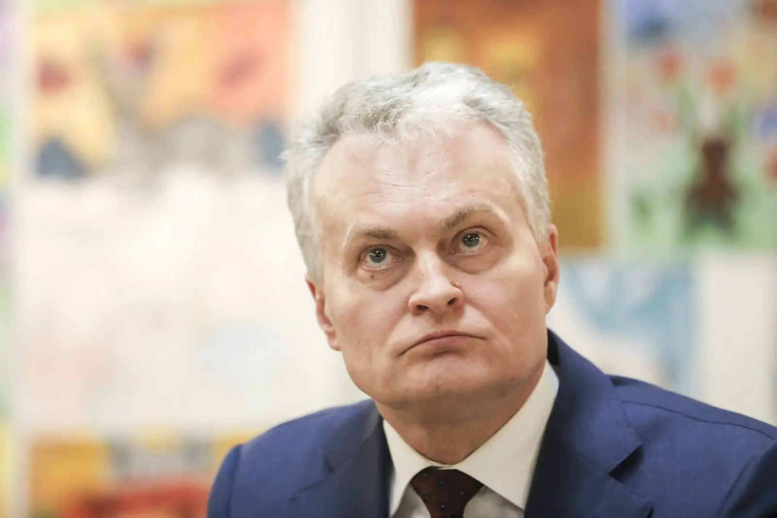 G. Nausėda konkurentų tarnybine padėtimi piktinosi, o dabar ja naudojasi pats?