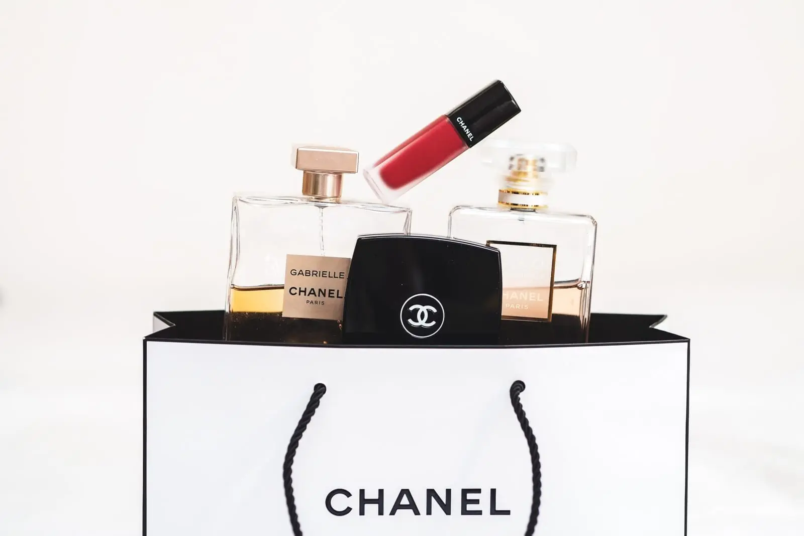 „Chanel“ pristatė brangiausią šiais metais Advento kalendorių: viduje – tušti maišeliai ir lipdukai
