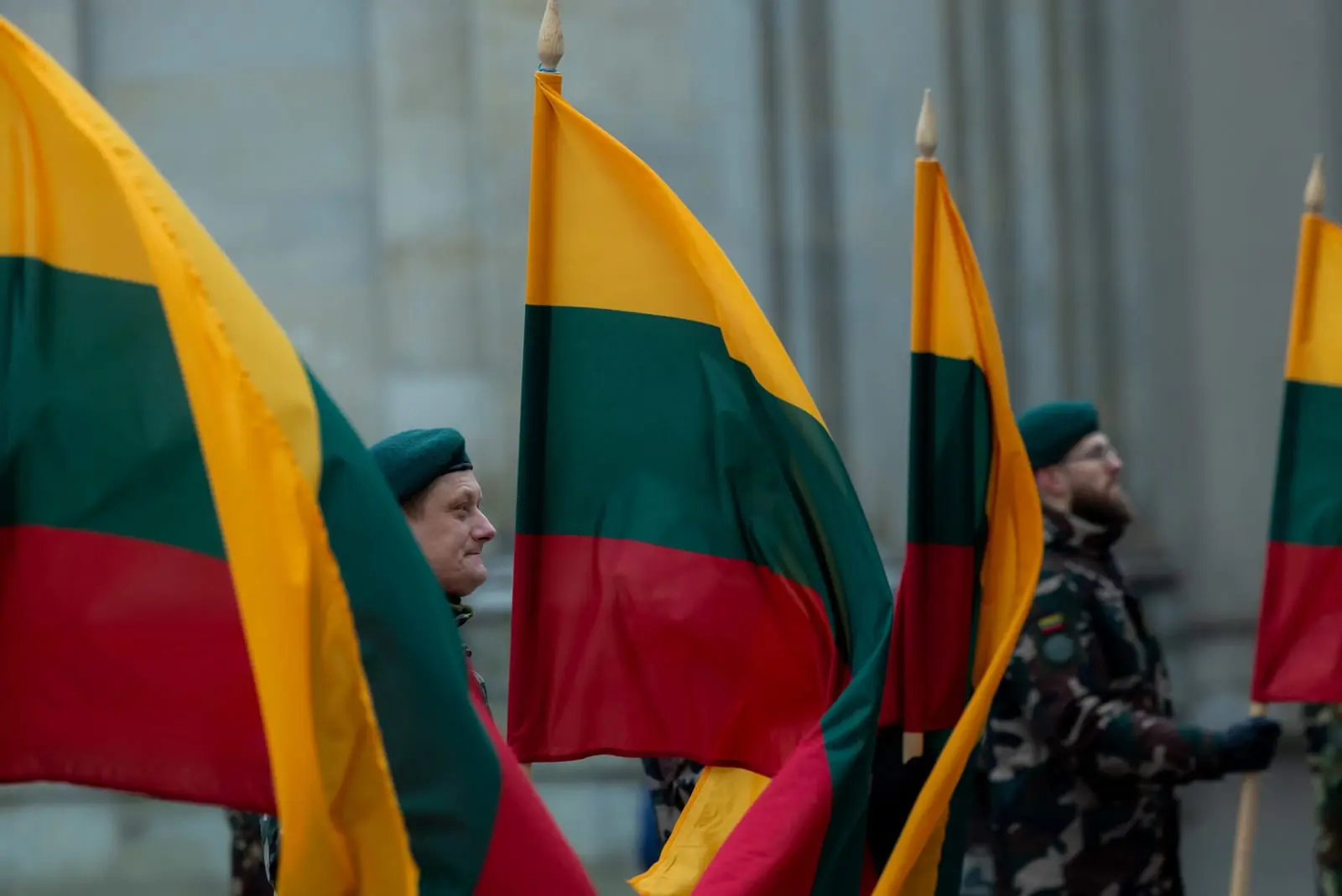 Bandymas perrašyti vėliavų taisykles žlugo: užsienio vėliavų kėlimas lieka nepakitęs