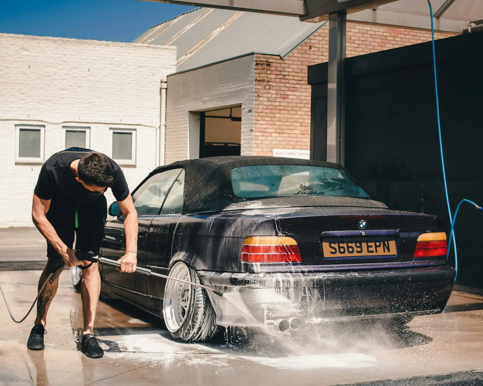 Ar tikrai galima plauti automobilį kieme? Teisininkės komentaras