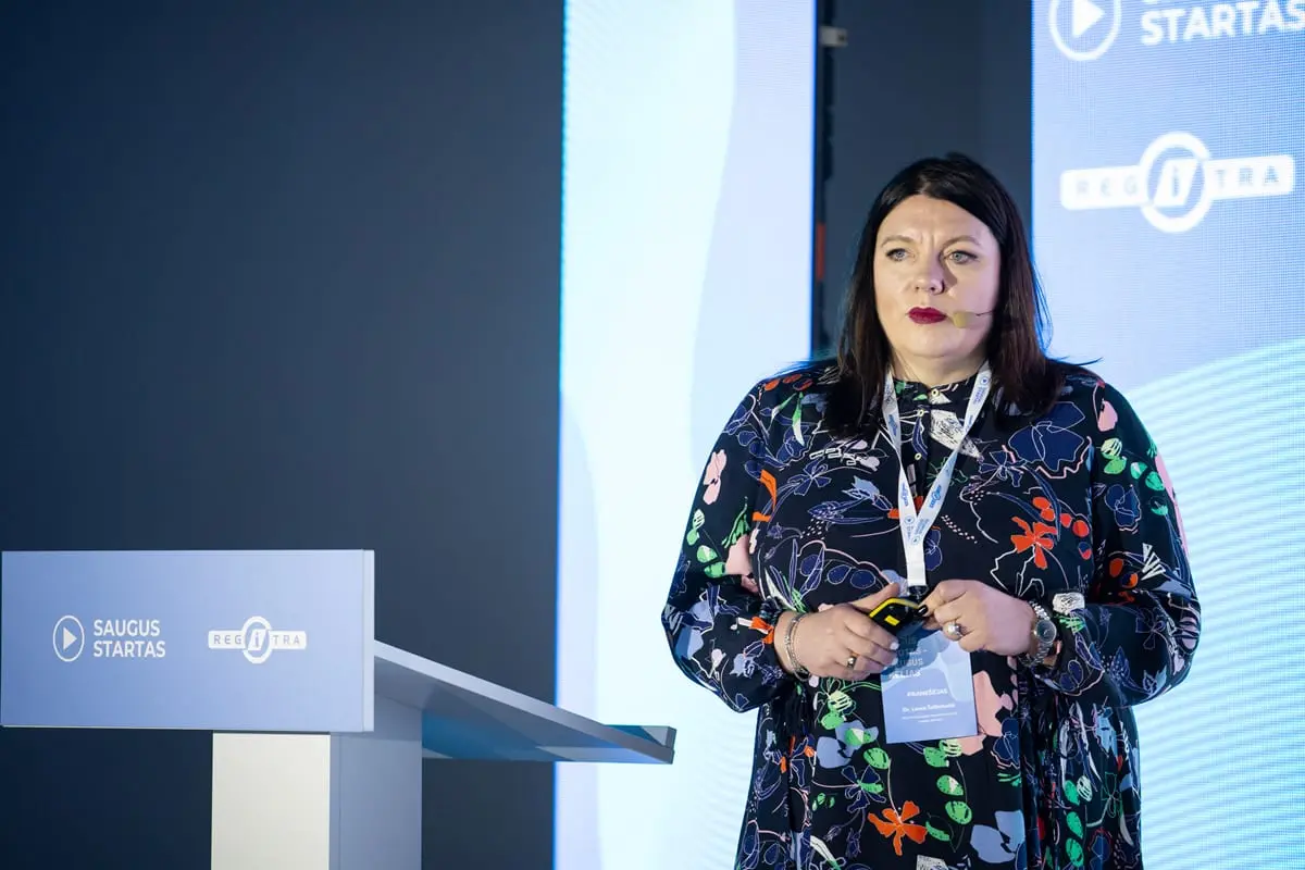 Telefonai prie vairo didina avarijų riziką ir silpnina vairuotojų dėmesį