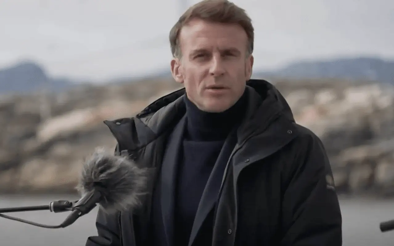 E. Macronas lankosi Grenlandijoje: akcentuoja Europos paramą strategiškai svarbiai Arkties salai