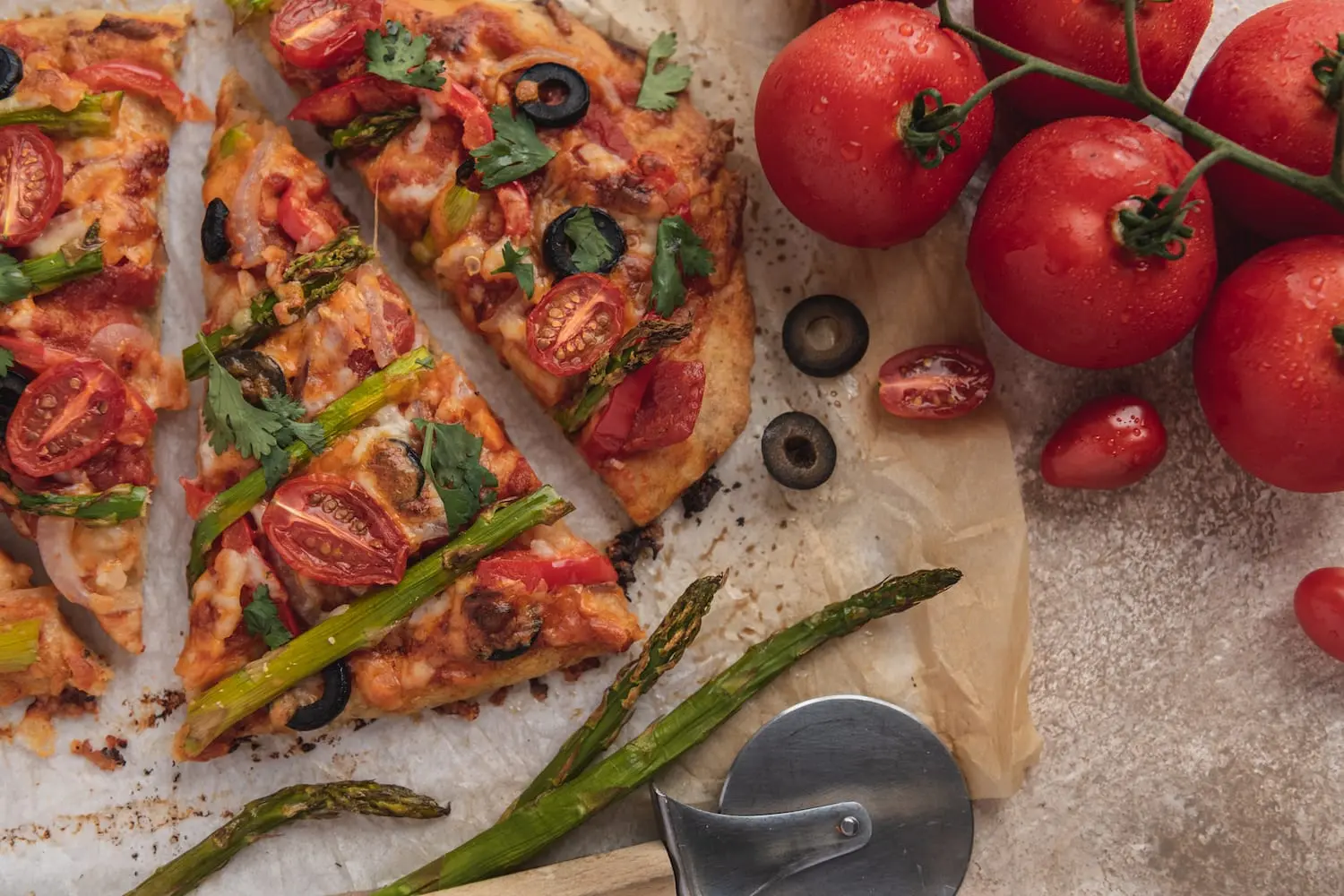 Veganiška daržovių pica su šparagais