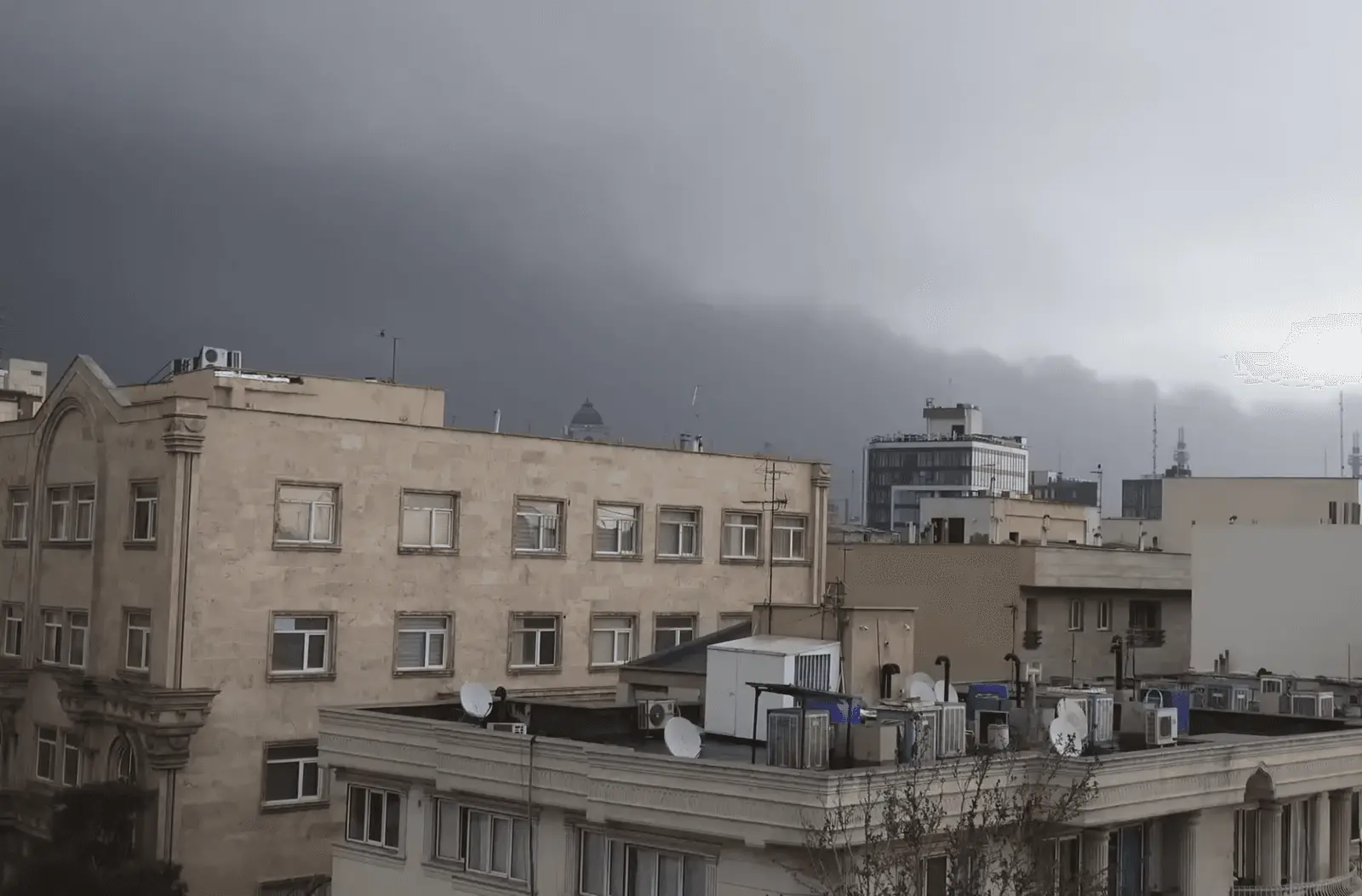 Izraelis smūgiavo naftos sandėliams Teherane: sutriko degalų tiekimas, miestą gaubia dūmai
