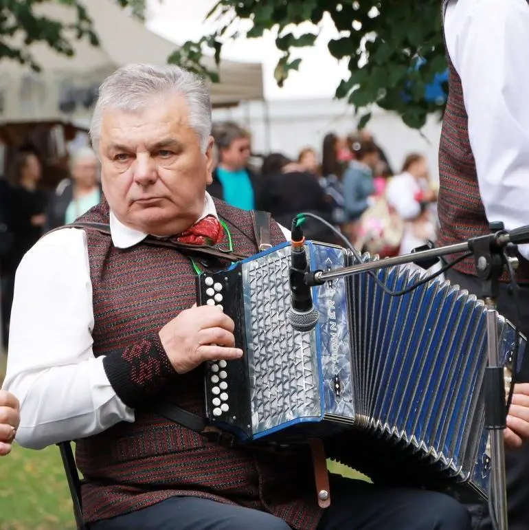 Nuo vaikystės armoniką virgdantis molėtiškis groja net ir išsaugotu unikaliu instrumentu