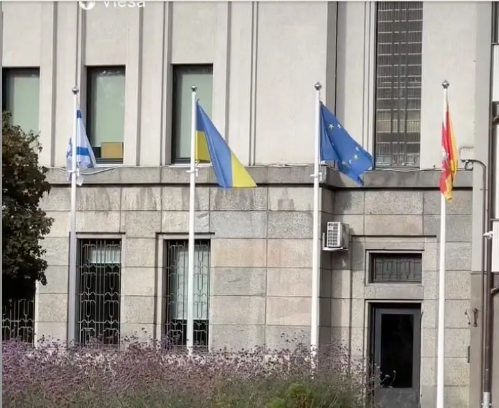 Prie Kauno savivaldybės pastato jau plevėsuoja ir Izraelio vėliava