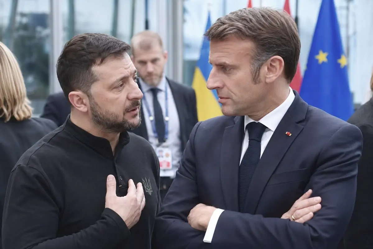 Mikrofonai paliko įjungti: E. Macronas ir V. Zelenskis G7 užkulisiuose kalbėjosi apie D. Trumpą