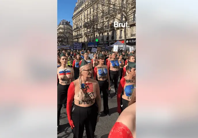 Dešimtys tūkstančių prancūzių pusnuogės išėjo į gatves: skelbė „karą“ V. Putinui ir D. Trumpui?