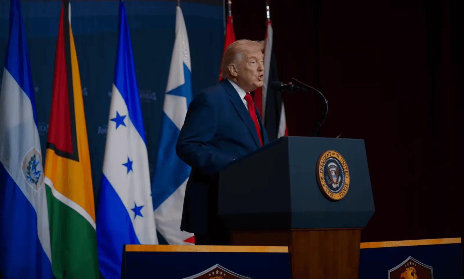 Trumpas: karas gali baigtis greitai, tačiau Iranui siunčiamas griežtas perspėjimas