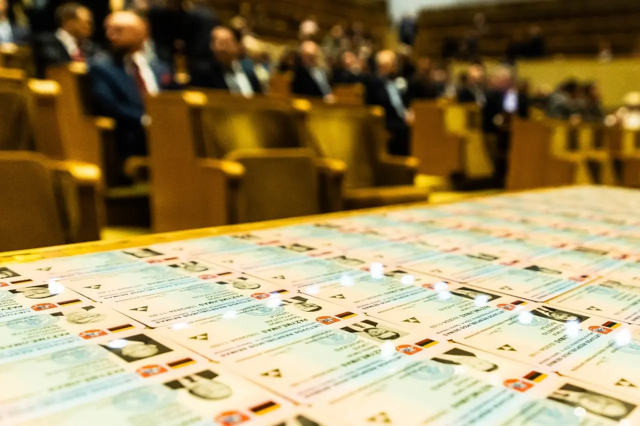 Įteikti Seimo nario pažymėjimai naujiems parlamentarams