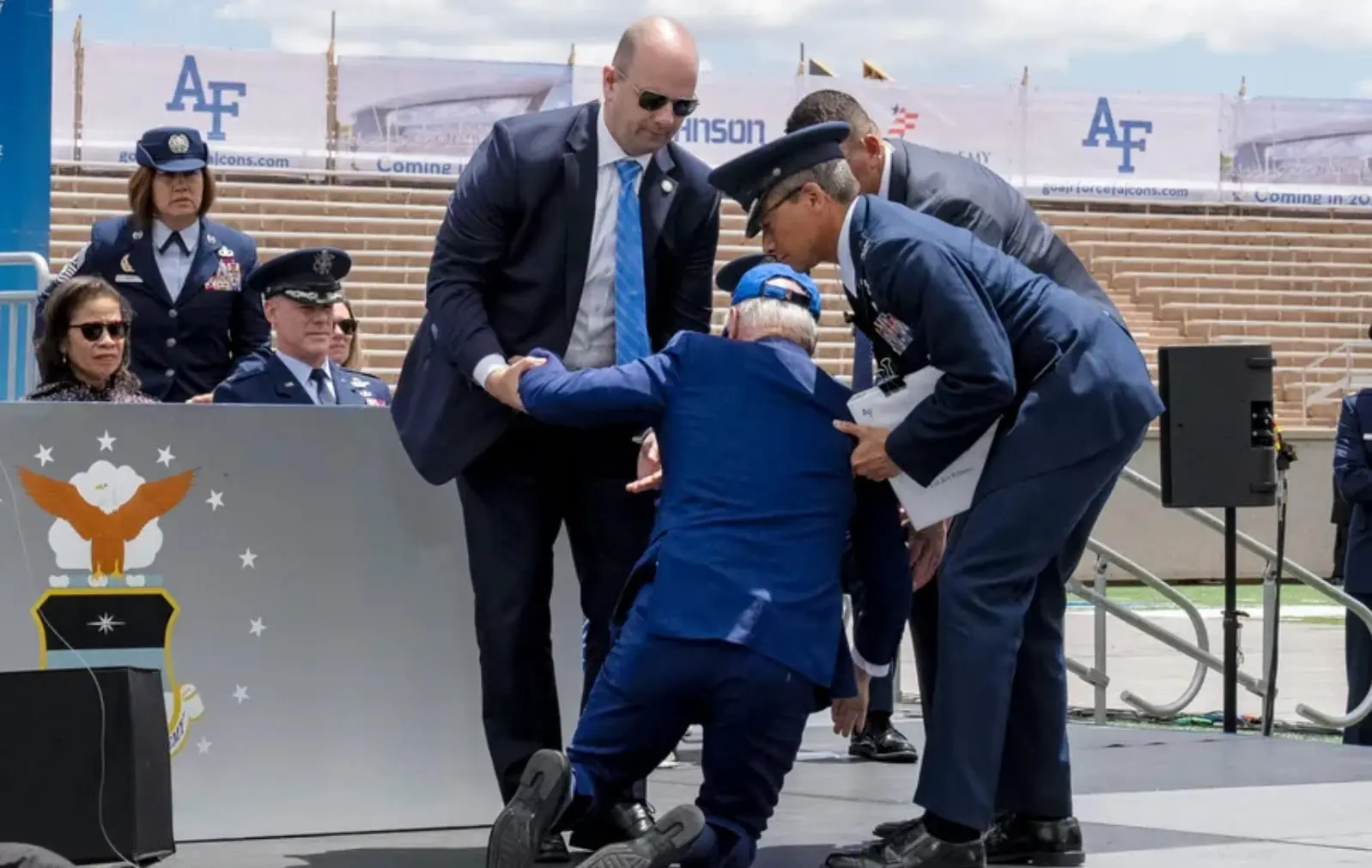 Bidenas vėl krito: J. Bideno nesėkmės lipant laiptais