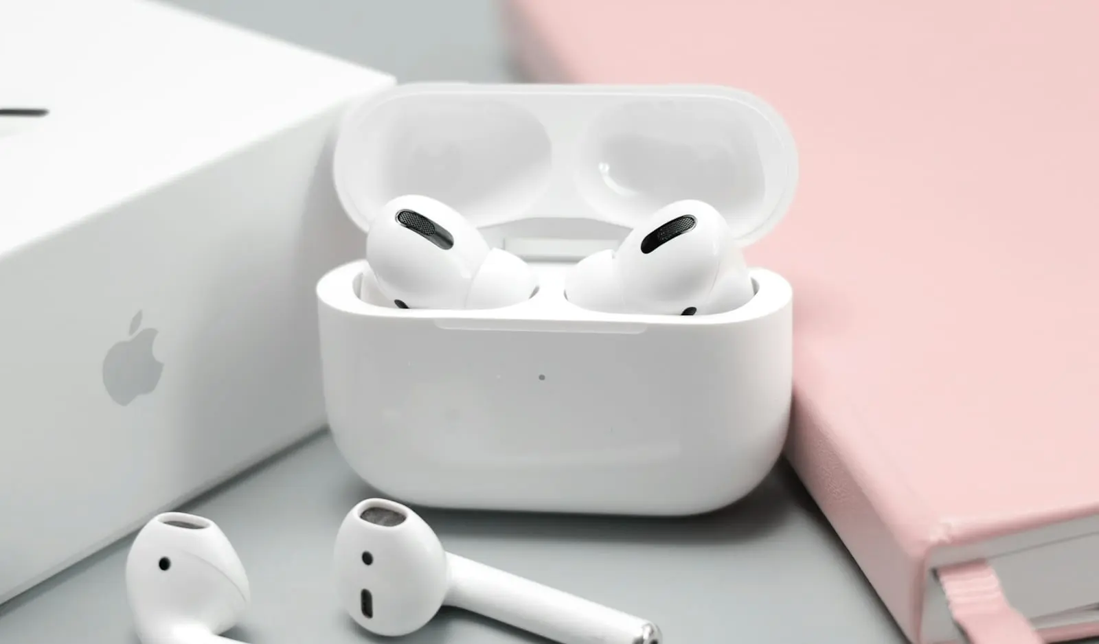 „Apple AirPods“ planuoja naują funkciją – kalbos vertimą realiuoju laiku