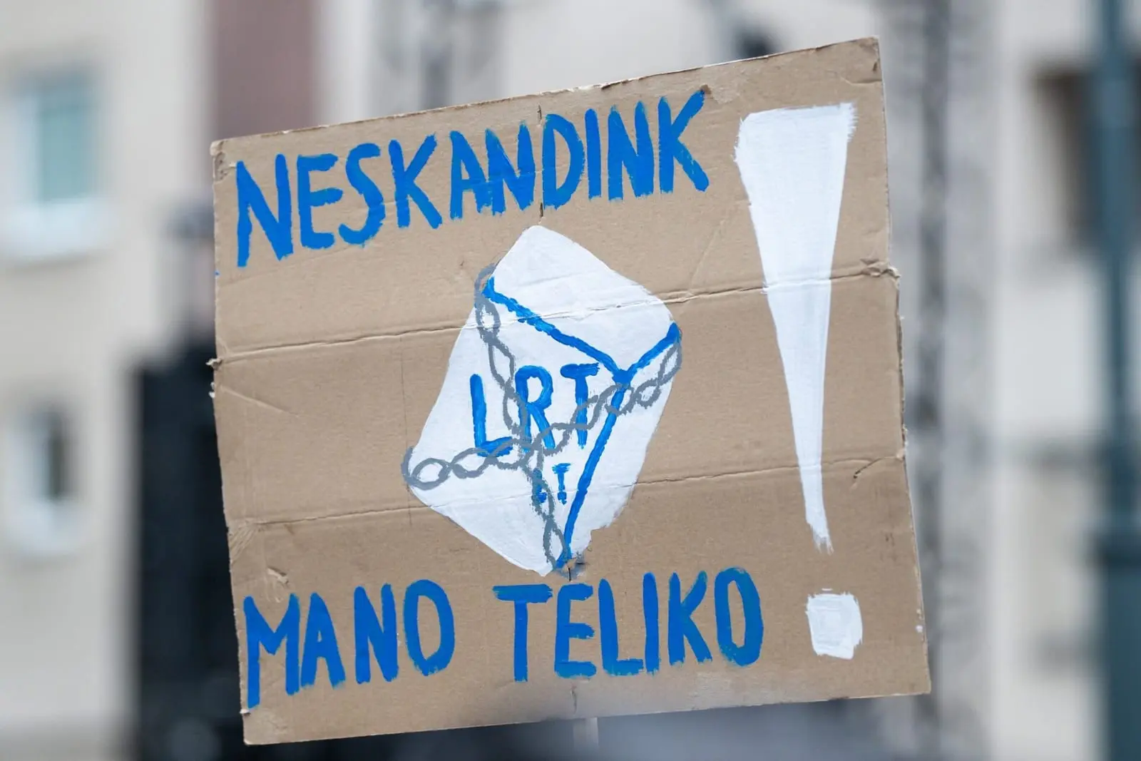 „Šalin rankas!“ protestas Vilniuje: organizatoriai gina žodžio laisvę, kritikai mato kovą dėl LRT