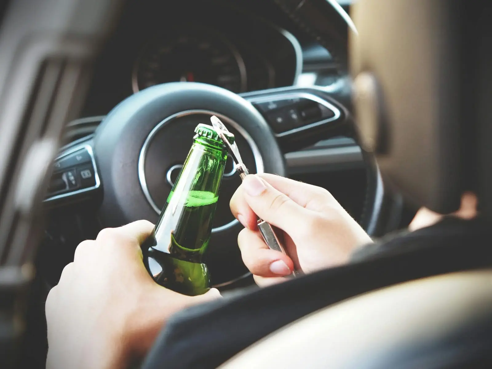 Alkoholio vartojimas insultą paankstina dešimtmečiu
