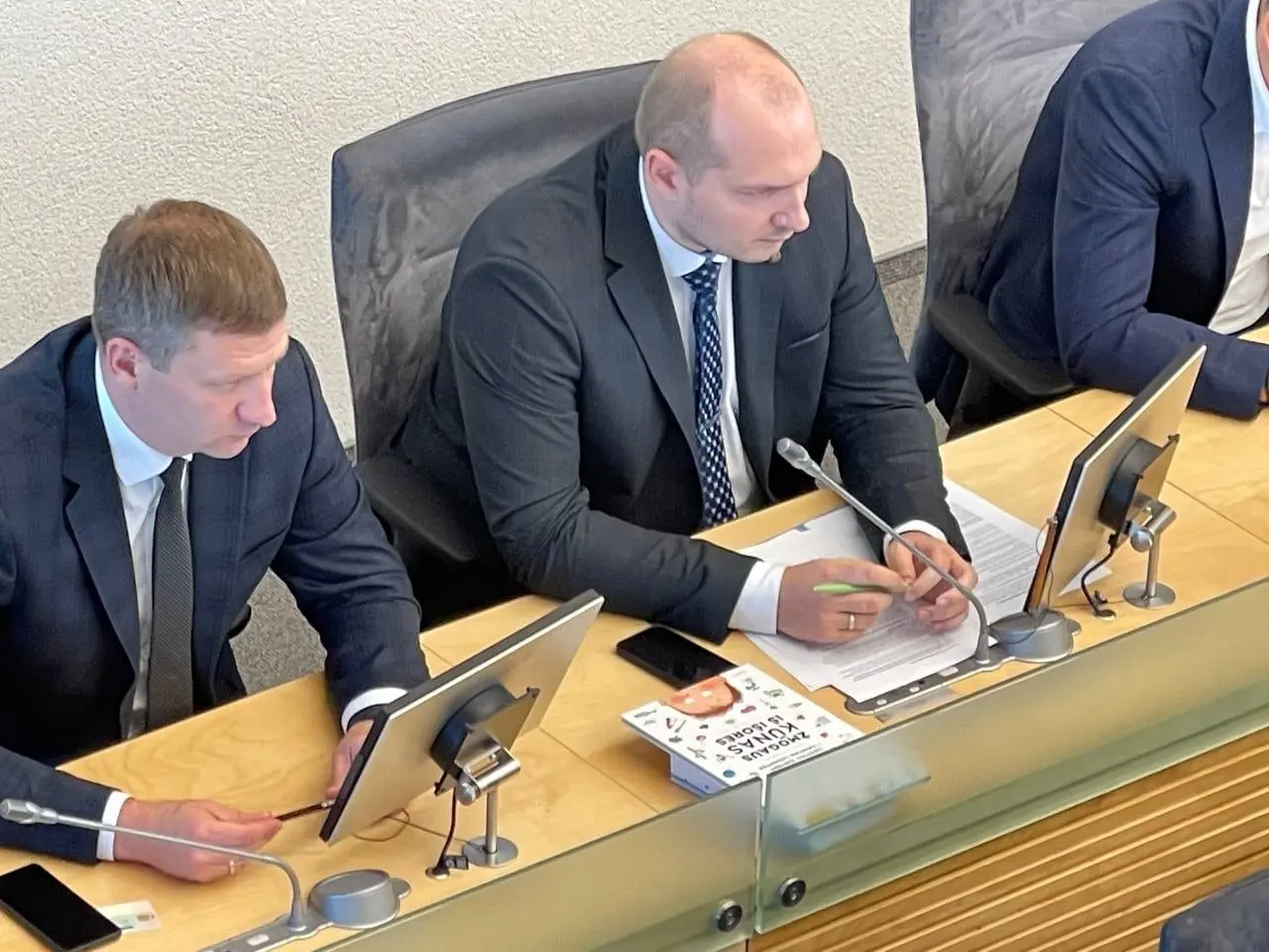 Ministrui, nežinančiam kiek yra lyčių, įteikta mokyklinė knyga