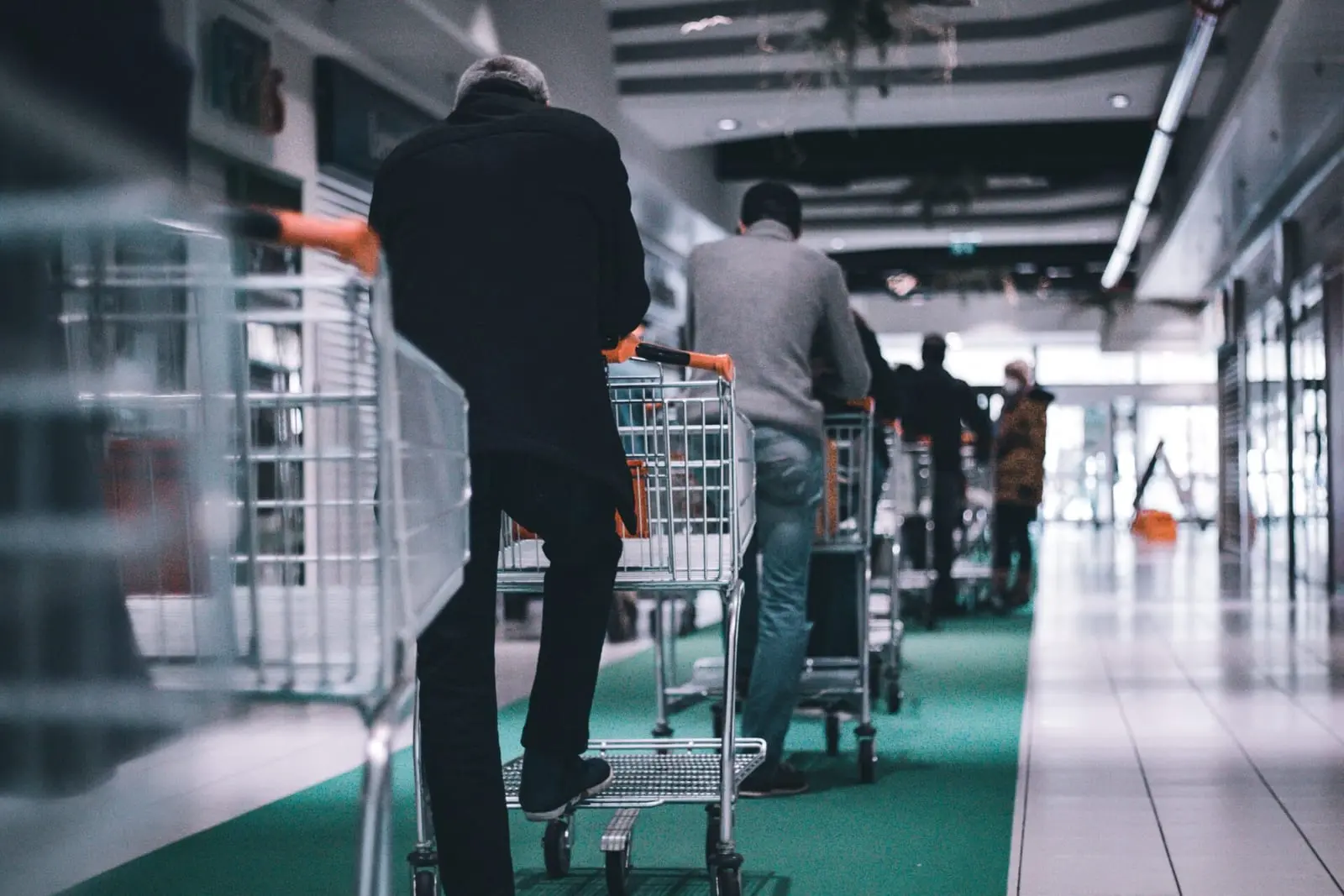 Skundžiamasi dėl naujų ribojimų vaistinėse ir degalinėse: logikos juose nėra