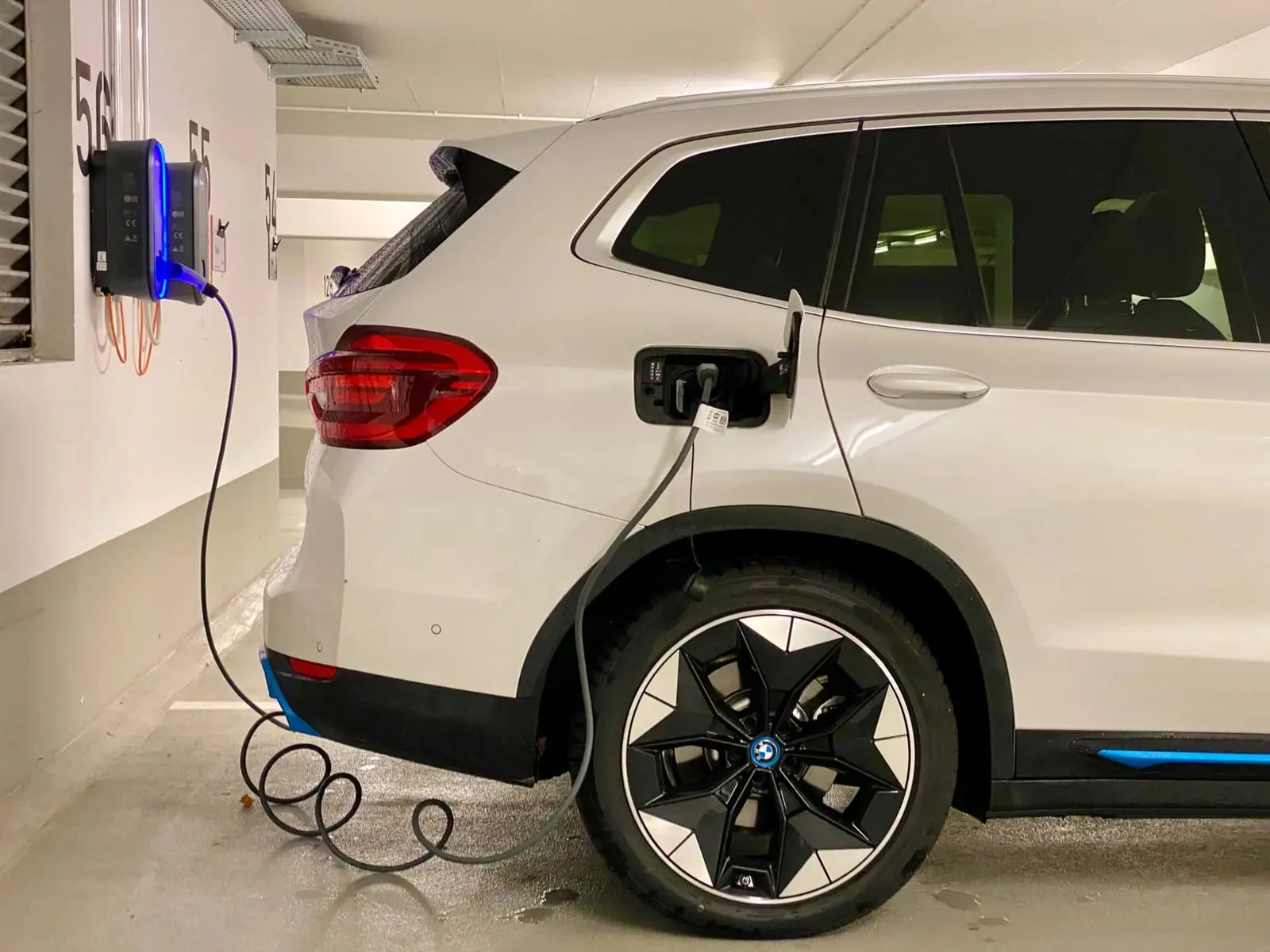Sumokės tiems, kurie persės prie elektromobilių vairo