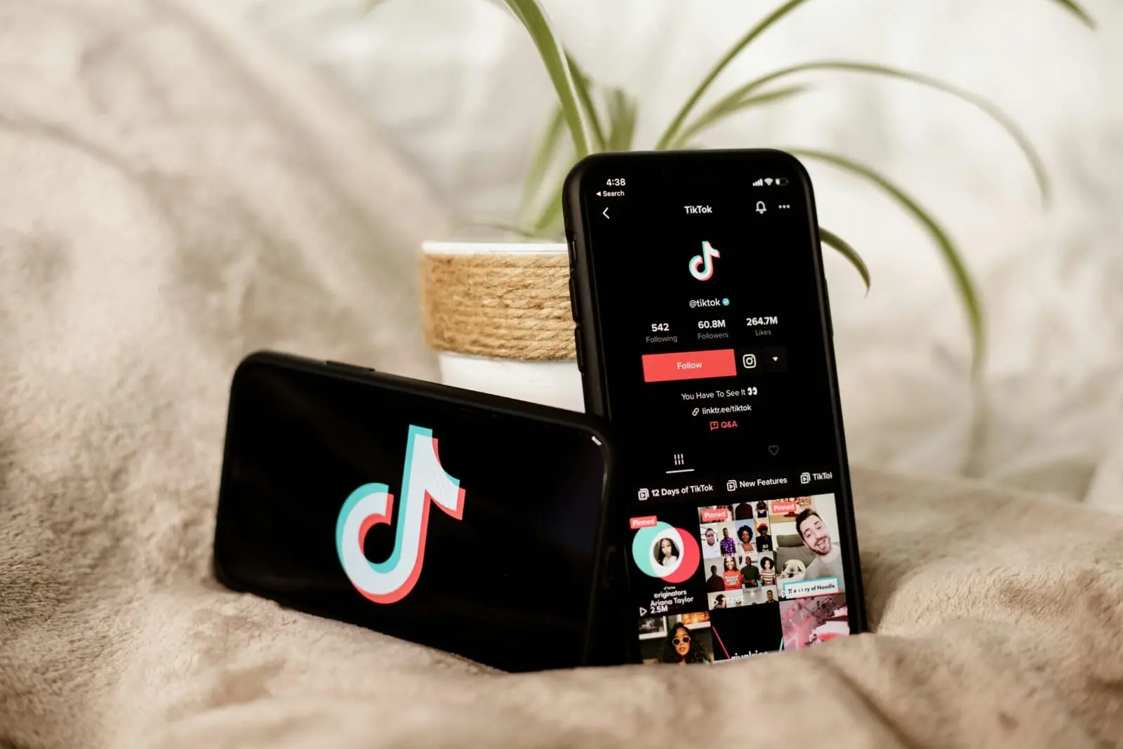Europos Komisijai užkliuvo „TikTok“: kritikuoja „priklausomybę sukeliantį dizainą“