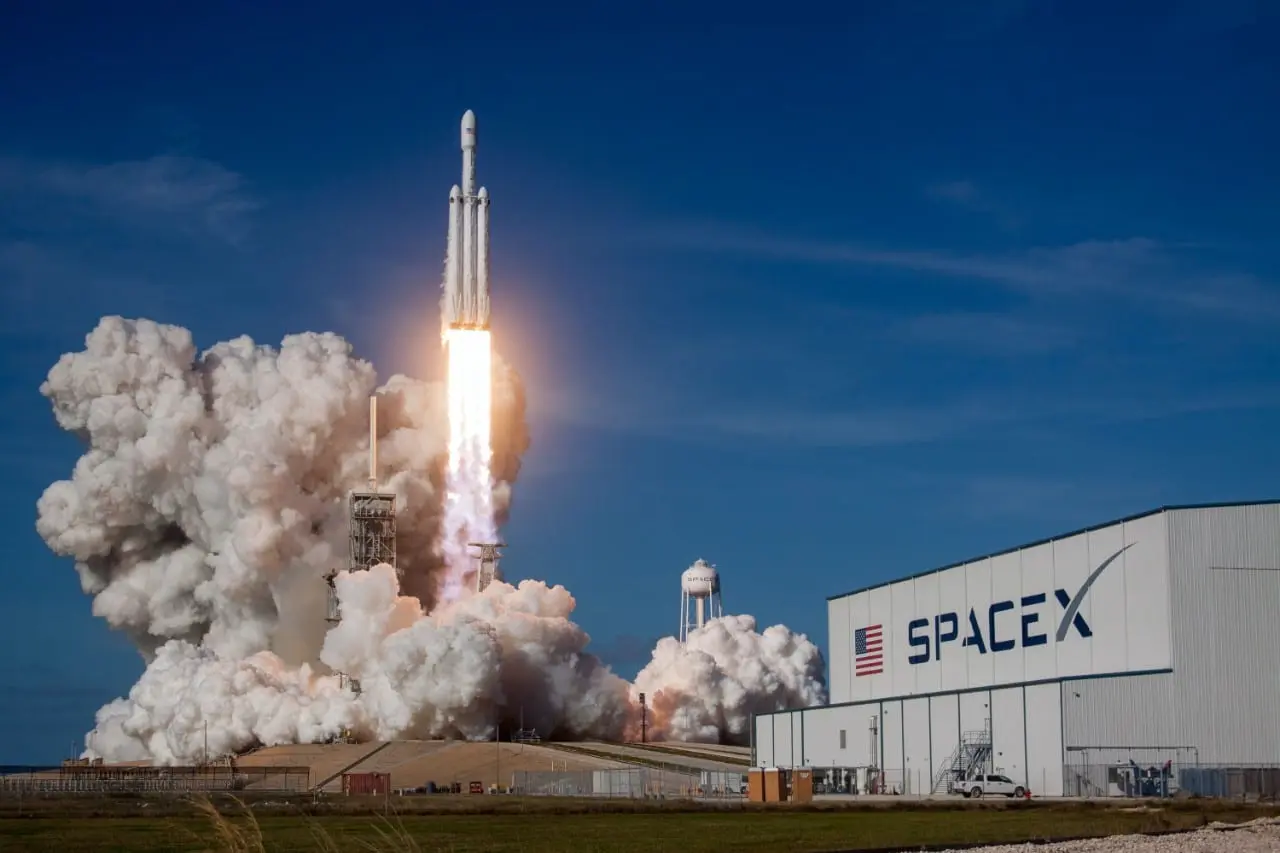 E. Muskas atskleidžia „SpaceX“ kortas: kada bus išbandyta galingiausia istorijoje raketa