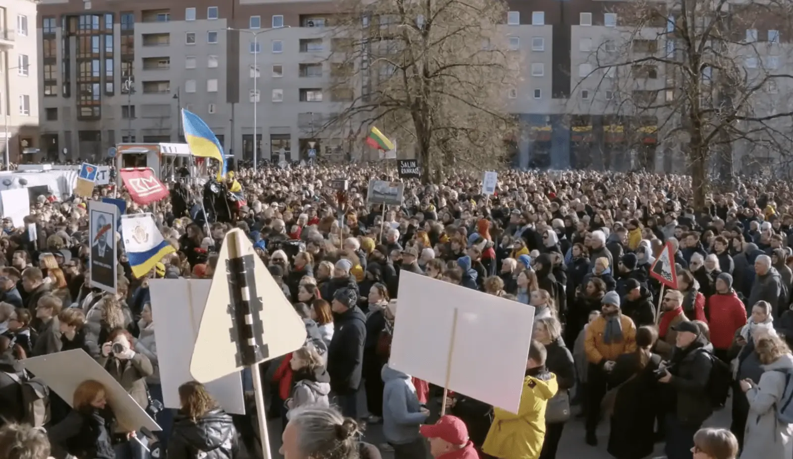 „Šalin rankas“ proteste prie Seimo skambėjo įspėjimai apie Vengrijos scenarijų