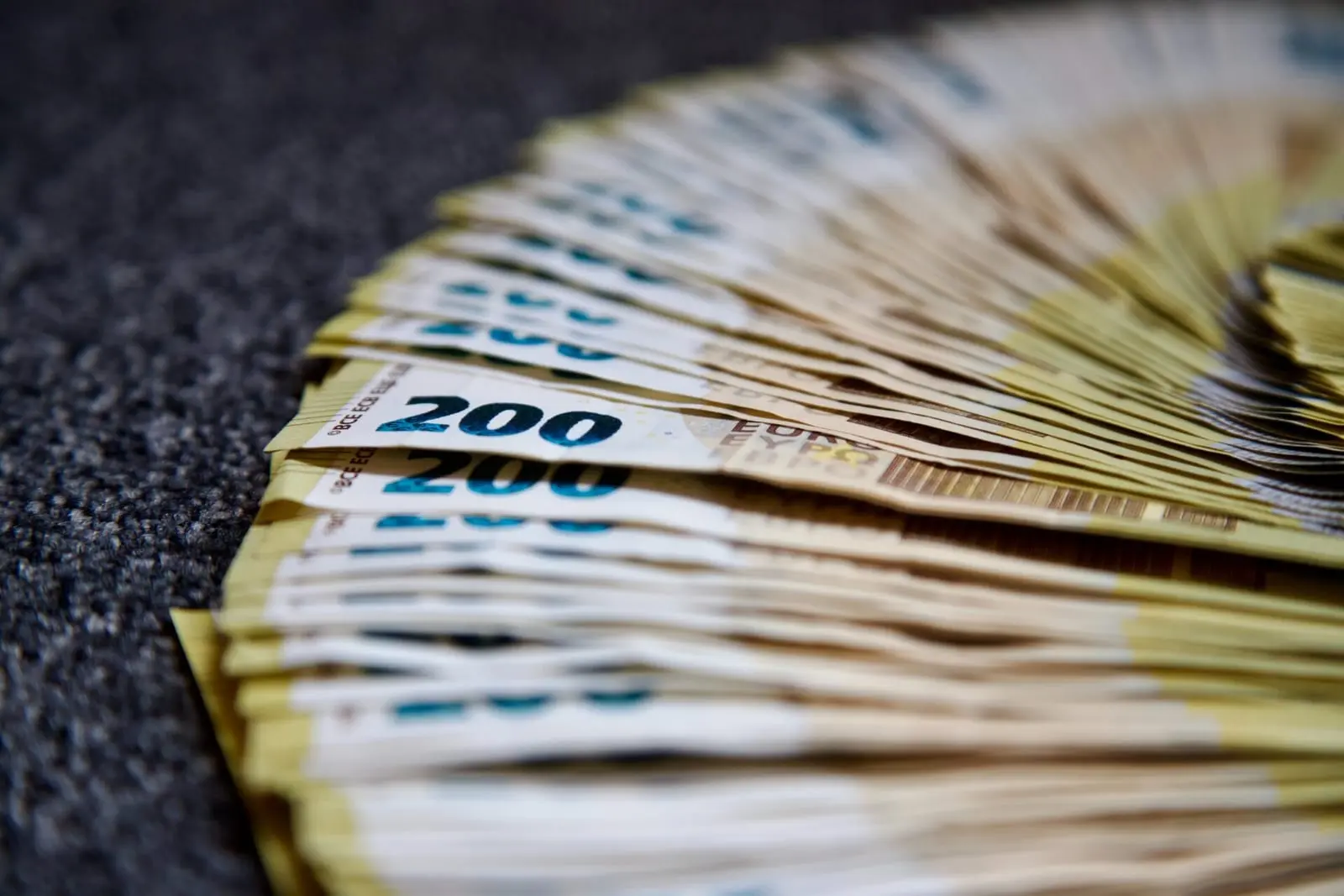 Seimas atvėrė kelią bankams dar labiau kontroliuoti žmones