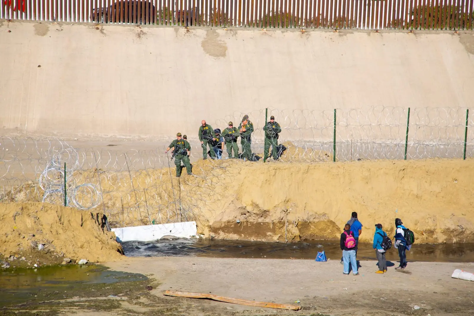 Migracijos užkulisiai: integracija apima būtiną įgyti išsilavinimą, sveikatos priežiūrą ir išmokų gavimą