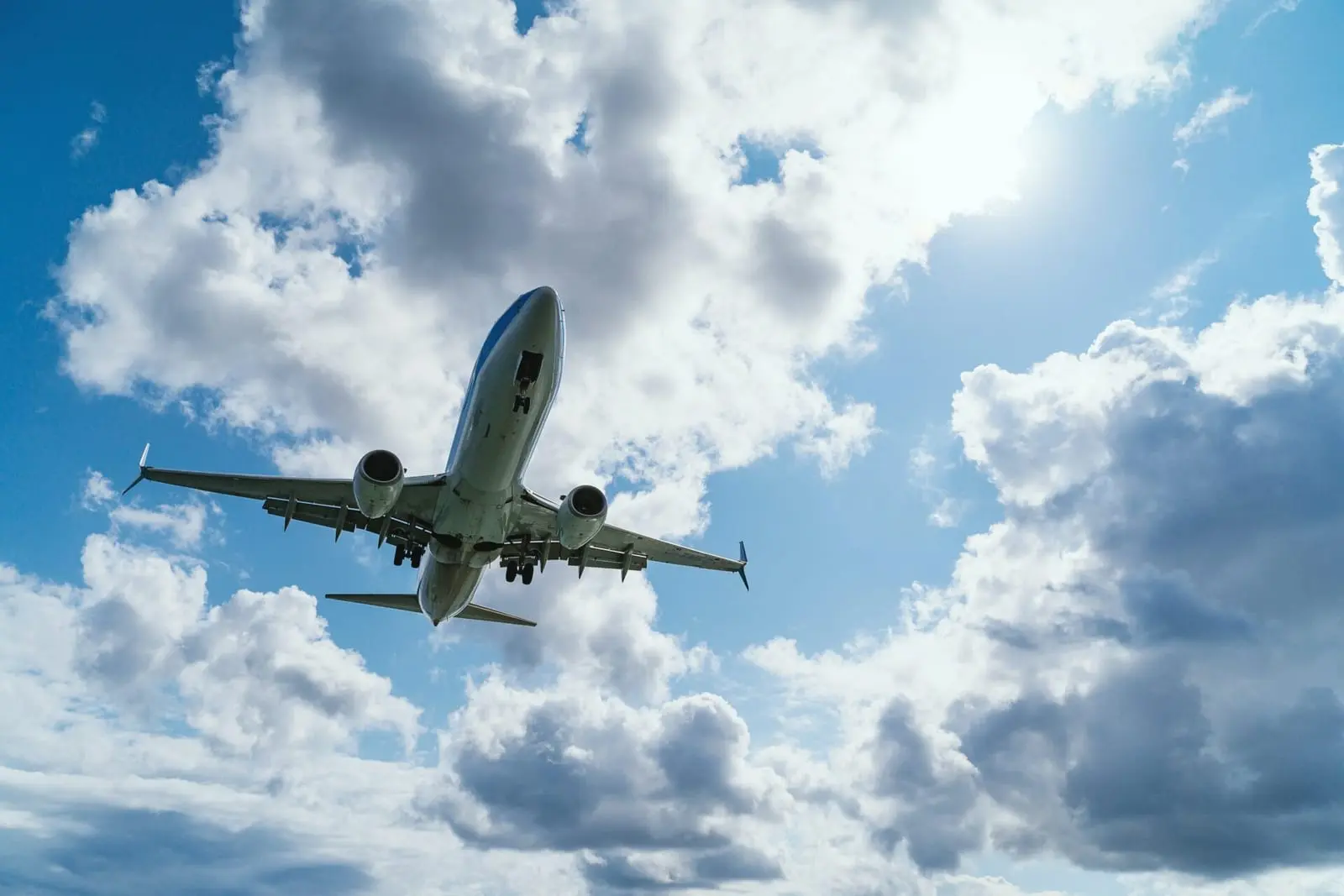 Avialinijos stabdo skrydžius į Ukrainą: dalį srautų gali perimti Lietuvos oro uostai