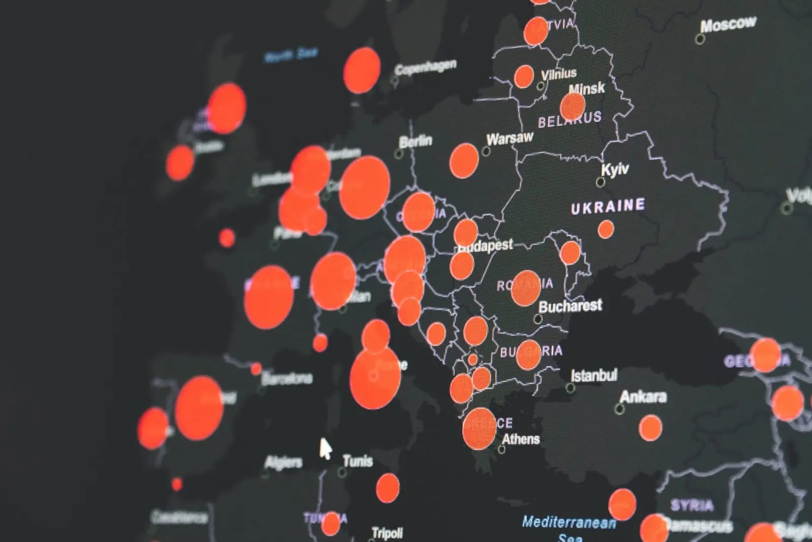 Kaip B. Geitsas pasinaudojo savo įtaka, kad kontroliuotų reakciją į COVID-19 pandemiją?