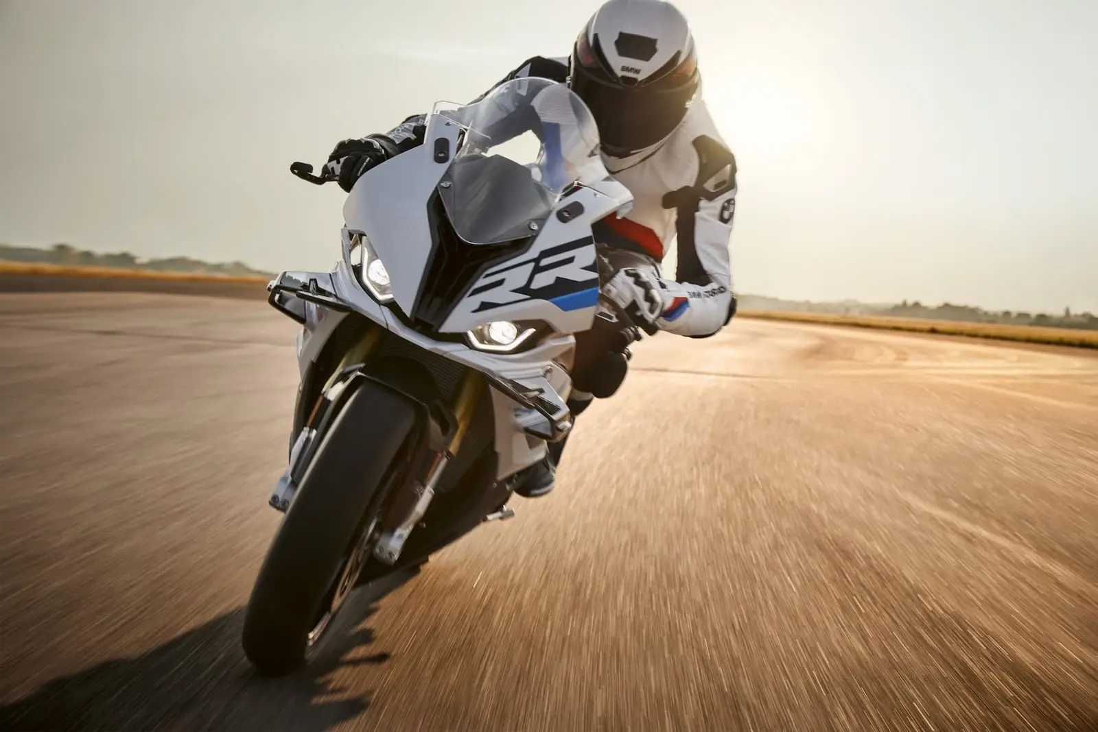 BMW pristatė naują sportinį motociklą – išvystys virš 300 km/val. greitį