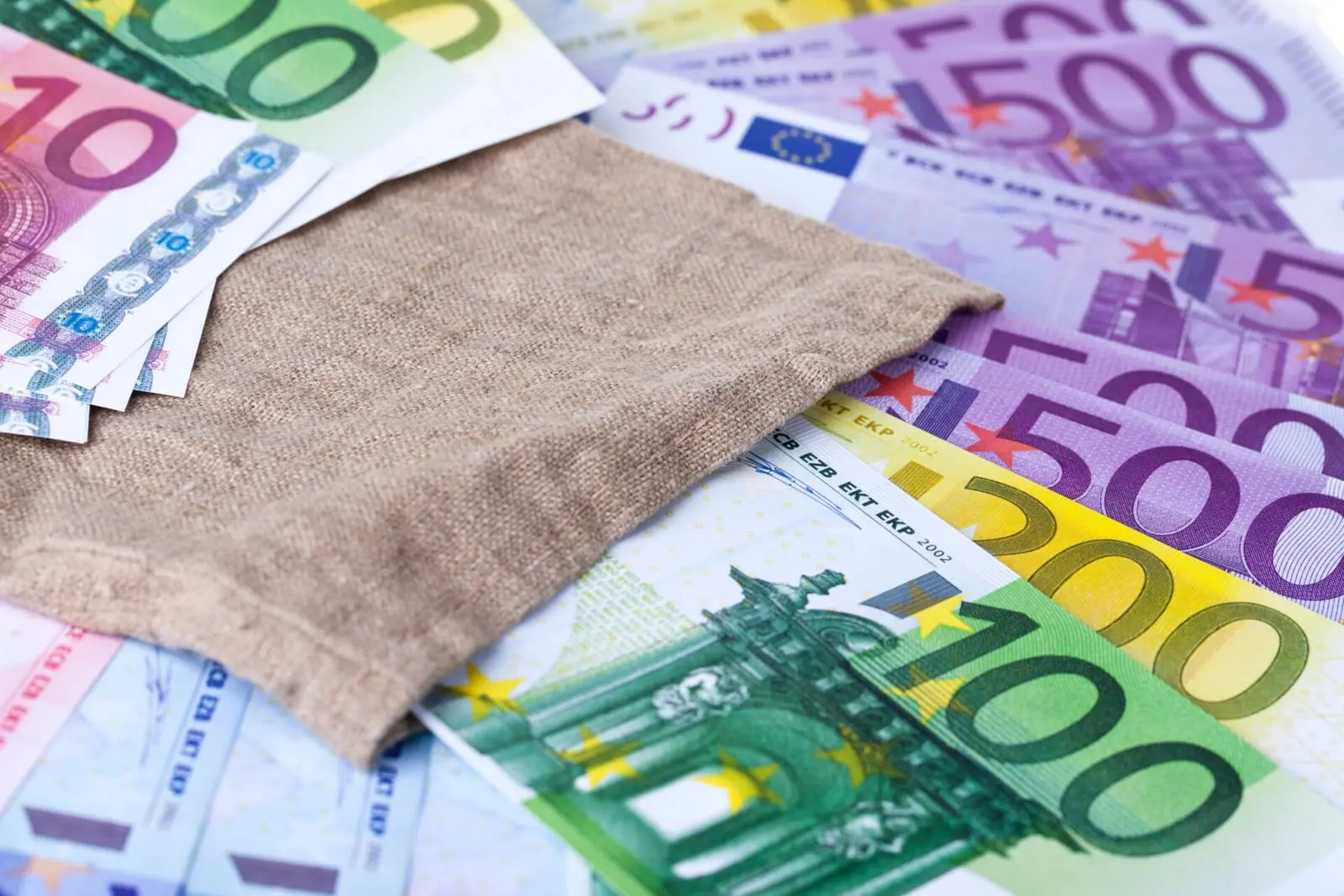 Draugiški Lietuvos kaimynai pabėgėliams siunčia lovas bei taburetes
