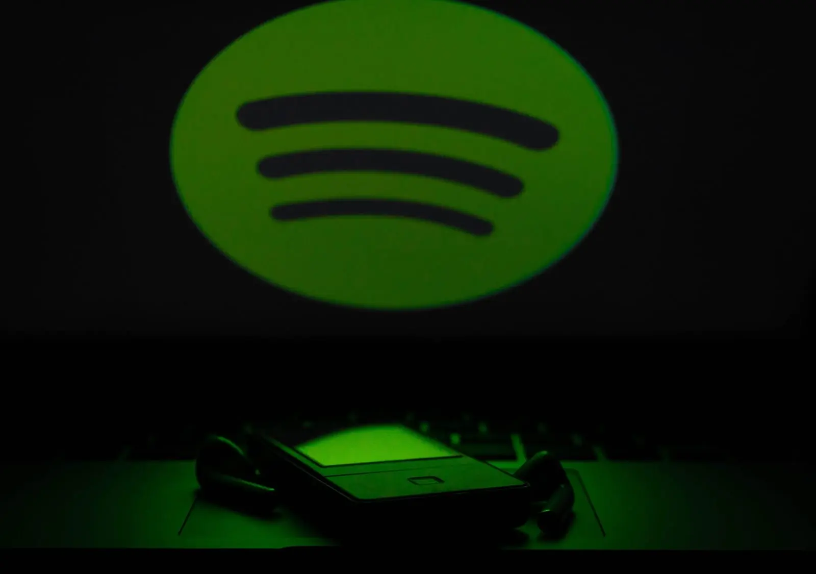„Spotify“ turinio kūrėjai išreiškia nerimą dėl kontraversiško COVID-19 turinio