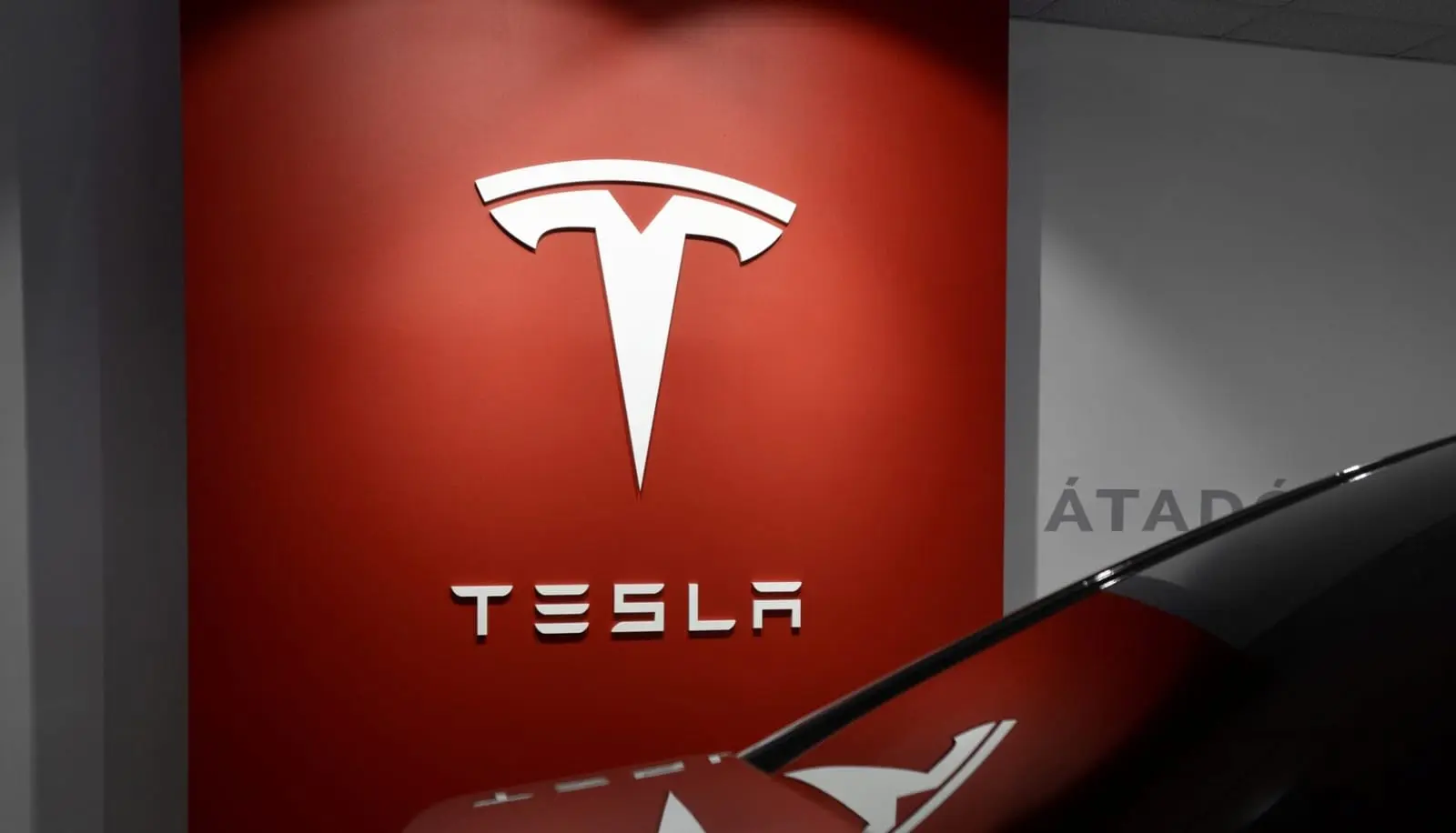 „Tesla“ jau Europoje: oficialiai atidaryta gamykla Vokietijoje