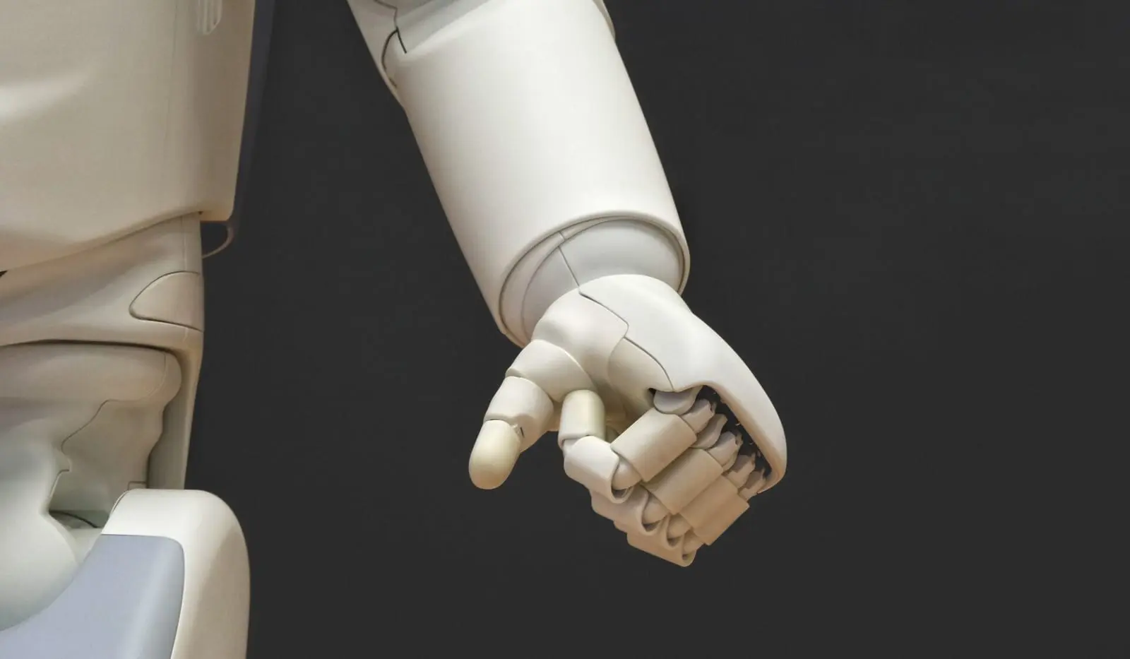 „Tesla“ žada dar šiais metais pristatyti humanoidinį robotą „Optimus“