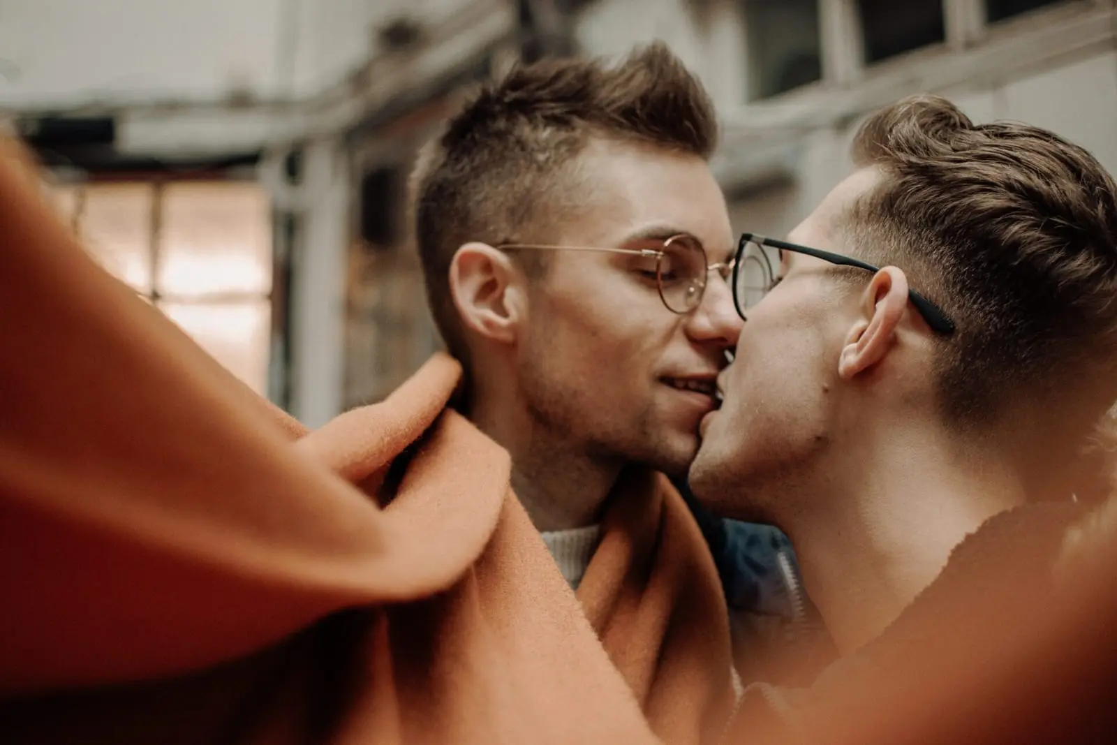 Vietoje masinės vakcinacijos dėl beždžionių raupų homoseksualiems asmenims siūloma riboti lytinius santykius