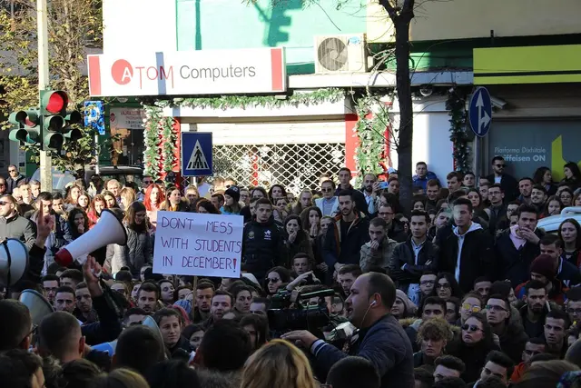 Albanijoje – smurtiniai studentų protestai: Tiranoje sulaikyti 152 žmonės, Edi Rama atsistatydinti atsisako