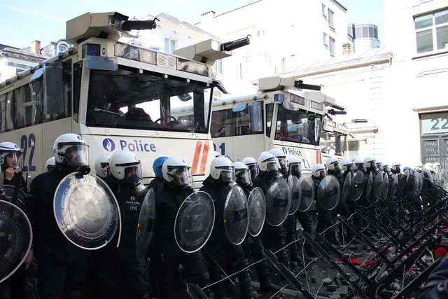 Pragyvenimo kainų protestai Belgijoje virto susirėmimais, Portugalijoje – eitynės trijuose miestuose
