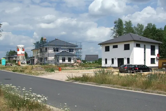 Naujų individualių namų kvartalas statybos metu: vieni namai dar su pastoliais, kiti jau baigti